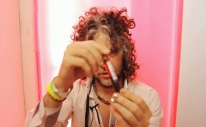 Wayne Coyne nos presenta en un vídeo el disco de Flaming Lips que contiene sangre - Theborderlinemusic.com