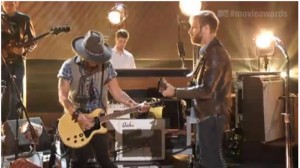 Johnny Depp y The Black Keys tocan juntos ‘Gold on the Ceiling’ y ‘Lonely Boy’ - Theborderlinemusic.com